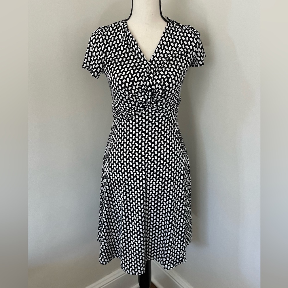 Le Lis Mini Dress A-Line V-Neck Knotted Front Abstract Print Black White Size‎ S
